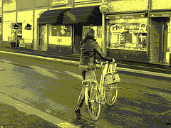 Cycliste en bottes à talons hauts / Walking Swedish biker in jeans & high-heeled boots at her cell phone - Ängelholm  / Suède - Sweden.  23-10-2008 - Vintage postérisé