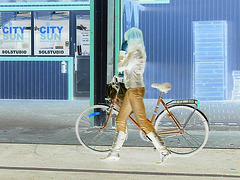 Blonde SEB en bottes à talons hauts cachés / SEB Swedish blond Lady in hidden high-heeled Boots footwears - Ängelholm  / Suède - Sweden.  23-10-2008- Négatif