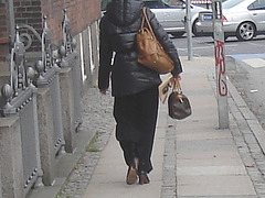 La Dame foncée et talons hauts /  Dark outfit Lady in high heels - Copenhagen / Copenhague, Danemark / Denmark.   20-10-2008