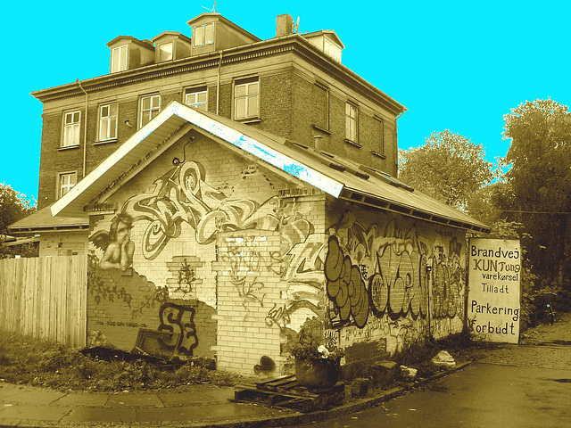 La maison Parkering forbudt house / Christiania - Copenhague / Copenhagen.  26 octobre 2008 - Sepia avec ciel bleu photofiltré