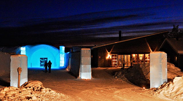 Blick auf den Eingang zum Eishotel - Entrance of the Icehotel