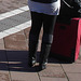 La jeune Dame SkaneExpressen en jupe courte et bottes à talons plats / SkaneExpressen pony tail Lady in short skirt and sexy flat boots  Ängelholm / Suède- Sweden .  23-10-2008 - Photo originale