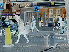 La Dame Synsan aux longues enjambées / Synsam long strides Lady on flats - Ängelholm / Suède - Sweden.  23-10-2008 - Négatif RVB