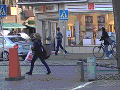 La Dame Synsan aux longues enjambées / Synsam long strides Lady on flats - Ängelholm / Suède - Sweden.  23-10-2008 - Postérisation