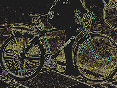 La Dame cycliste Faniback Loke en bottes à pédales / Faniback Loke booted biker Lady - Copenhague, Danemark / Copenhagen, Denmark.  20-10-2008.-  Contours de couleurs en négatif