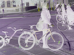 La Dame cycliste Faniback Loke en bottes à pédales / Faniback Loke booted biker Lady - Copenhague, Danemark / Copenhagen, Denmark.  20-10-2008.-  RVB en négatif