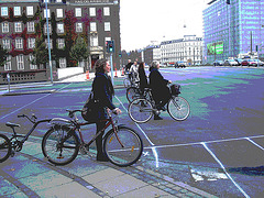 La Dame cycliste Faniback Loke en bottes à pédales / Faniback Loke booted biker Lady - Copenhague, Danemark / Copenhagen, Denmark.  20-10-2008. - Postérisation