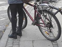 La Dame cycliste Faniback Loke en bottes à pédales / Faniback Loke booted biker Lady - Copenhague, Danemark / Copenhagen, Denmark.  20-10-2008.