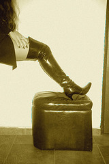 Lady Roxy avec / with permission - Cuissardes à talons aiguilles /  Spike heeled thigh boots - 5 septembre 2006 / Sepia