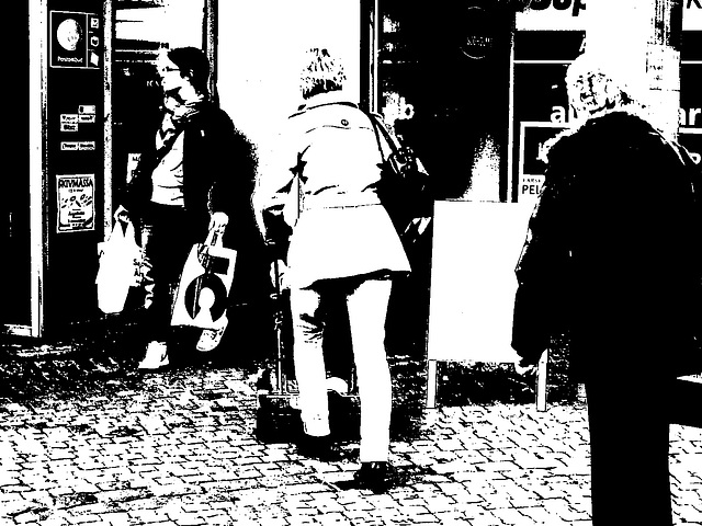 Maman blonde Skivmassa en bottes à talons marteaux  et jeans roulées / Skivmassa blond mom in hammer heeled boots with rolled-up jeans - Ängelholm / Suède - Sweden.  23-10-2008- Bichromie