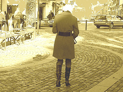 Grande blonde séduisante en bottes à talons hauts / Tall red Swedish blond lady in high-heeled boots - Ängelholm / Suède - Sweden.  23-10-2008 - Sepia postérisé