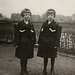 die Zwillinge Elli und Hilde (mit Brille) ca 1938