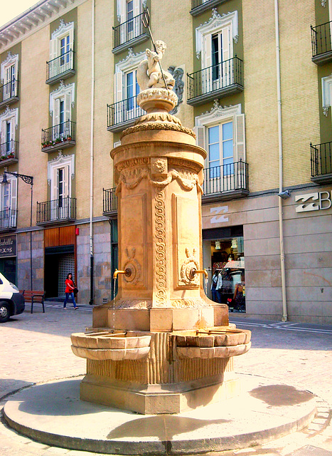 Pamplona: fuente en la plaza del Consejo.