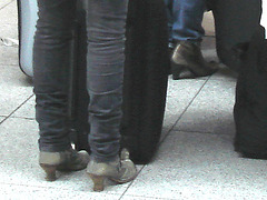 31 check in desk high-heeled booted duo  /  Dames en Bottes sexy au comptoir d'enregistrement no-31 .   Aéroport Kastrup de Copenhagen - 20-10-2008