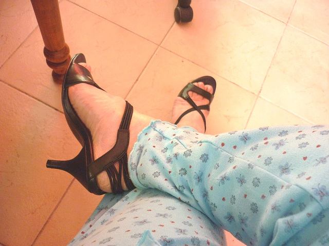 Mon amie bien-aimée Christiane / My beloved friend Christiane - Essayage de talons hauts en pyjama / High heels fitting in pyjama - Nouvelle sandales à talons hauts / New high-heeled sandals -  Versio