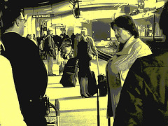 Big Boobs Mature Lady / Dame du bel âge à la poitrine volumineuse -  Aéroport Kastrup de Copenhague / Copenhagen Kastrup airport . 20 octobre 2008 - Vintage  postérisé
