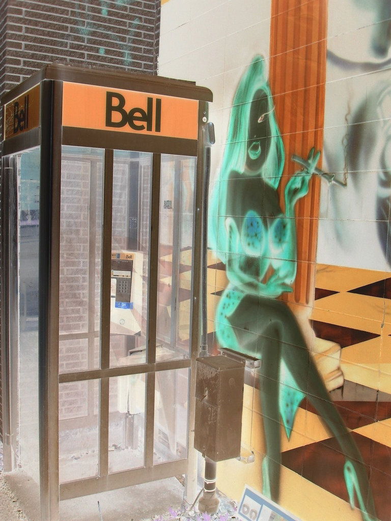 La Bell en talons hauts /  The Bell Lady in high heels - Montréal, Québec. CANADA -  24-04-2010 - Négatif