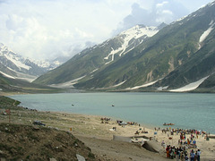 Popoloj ĉe Lago Saif-ul-Muluk