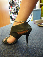 Mon amie / My friend Sabine -  Essayage de talons hauts en boutique / High heels shoes fitting