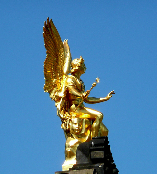 Goldene Skulpturen in Dresden