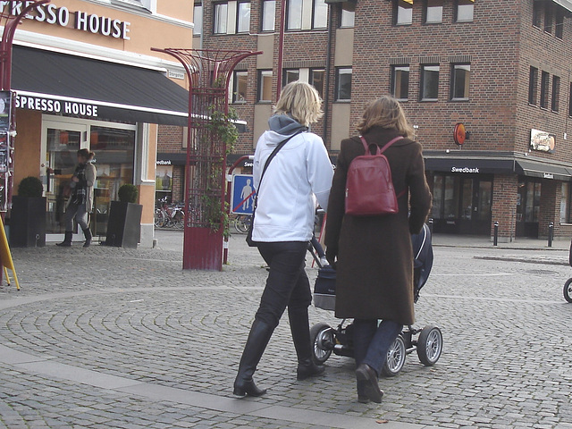 Swedbank Blond mom in SS boots with her readhead friend /  Maman blonde en bottes SS avec sa copine rouquine gentil