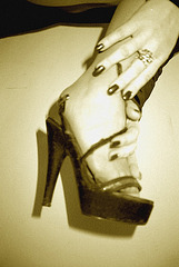 Lady Roxy avec / with permission - Sexy foot and hand / Main et Pied sexy - Sepia
