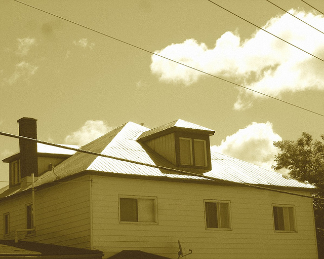 2 ième étage électrique /  Electric second floor - Dans ma ville / Hometown.  8 juin 2010 - Sepia
