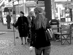 La Dame Synsam en jeans et bottes sexy / Synsam Lady in jeans with sexy boots -  Ängelholm / Suède - Sweden.  23-10-2008- N & B postérisé