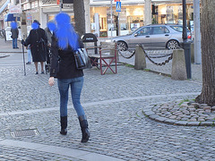 La Dame Synsam en jeans et bottes sexy / Synsam Lady in jeans with sexy boots -  Ängelholm / Suède - Sweden.  23-10-2008 - Bleu anonyme / Anonymous blue