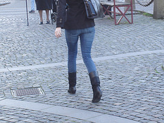 La Dame Synsam en jeans et bottes sexy / Synsam Lady in jeans with sexy boots -  Ängelholm / Suède - Sweden.  23-10-2008