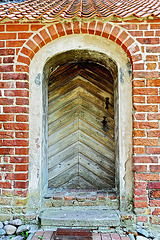 Tür mit Schloss und Riegel