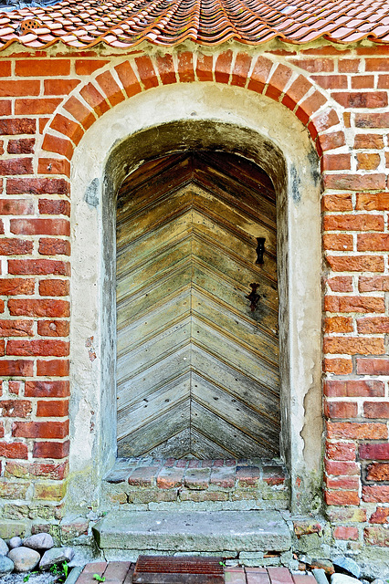 Tür mit Schloss und Riegel
