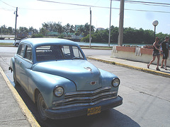 Old car with short skirt and high heels / Voiture ancienne avec jupe courte et talons hauts - Varadero, CUBA - 9 février 2010