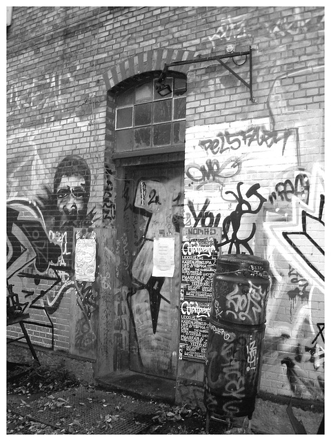 La porte nomade / The nomad door - Christiania / Copenhague - Copenhague.  26 octobre 2008 - N & B avec cadre blanc