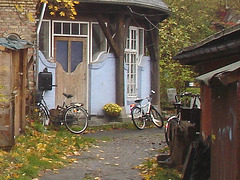 La petite ruelle aux deux vélos /  Bikes duo narrow street - Christiania / Copenhague - Copenhagen.  26 octobre 2008.