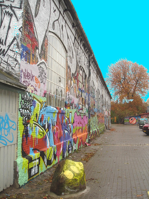 Mur artistique en perspective / Artistic wall in perspective - Christiania  /  Copenhague - Copenhagen.  October 26th 2008  - Éclaircie avec ciel bleu photofiltré