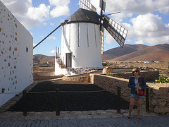 Fuerteventura y Marian frente al molino