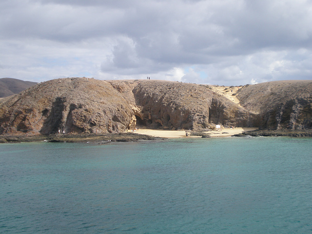Papagayo-Lanzarote- la gente va a pie o en barco a bañarse en estas calas