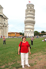 Donjeto antaŭ Oblikva Turo de Pisa