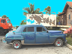Gracieux vestige roulant de la Révolution /  Varadero, CUBA.  3 février 2010 - With blue sky added /  Avec ciel bleu photofiltré