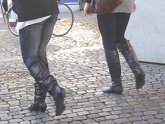 Specialbokhandle booted teenagers duo /  Séduisantes adolescentes suédoises en bottes sexy  - Ängelholm / Suède - Sweden.  23-10-2008