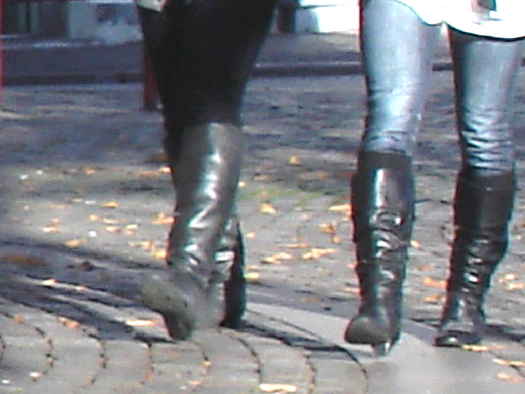 Specialbokhandle booted teenagers duo /  Séduisantes adolescentes suédoises en bottes sexy  - Ängelholm / Suède - Sweden.  23-10-2008