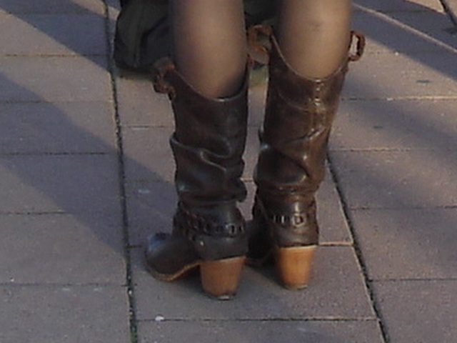 Grande blonde suédoise en bottes de cowgirl sexy et bonnet blanc - Tall blonde woolly hatter in cowgirl boots and sexy legs - Ängelholm / Suède - Sweden.  23 octobre 2008