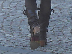 Grande blonde suédoise en bottes de cowgirl sexy et bonnet blanc -   Tall blond woolly hatter in cowgirl boots and sexy legs - Ängelholm / Suède - Sweden.  23 octobre 2008