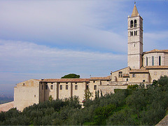 Glockenturm der Basilika Santa Chiara
