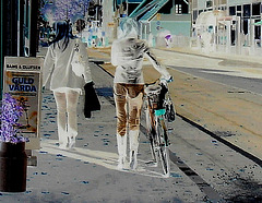 Cycliste en bottes à talons hauts / Walking Swedish biker in jeans & high-heeled boots at her cell phone - Ängelholm  / Suède - Sweden.  23-10-2008 - Négatif