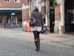 Typique jeune blonde suédoise en mini-jupe et bottes à talons hauts / Typical Swedish blonde in high-heeled boots and miniskirt