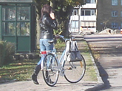 Cycliste en bottes à talons hauts / Walking Swedish biker in jeans & high-heeled boots at her cell phone - Ängelholm  / Suède - Sweden.
