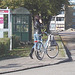 Cycliste en bottes à talons hauts / Walking Swedish biker in jeans & high-heeled boots at her cell phone - Ängelholm  / Suède - Sweden.