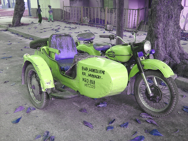Inversion RVB d'une moto bleue à la cubana